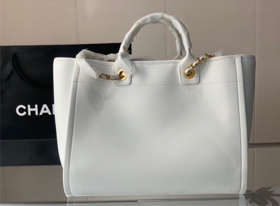 New woman Chanel shoulder handbag